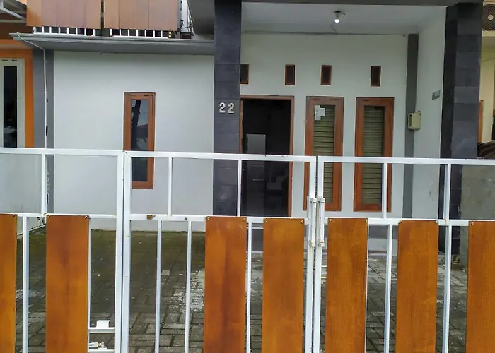 Omah Leren Mitra RedDoorz near Gembiraloka Zoo Yogyakarta Hotel